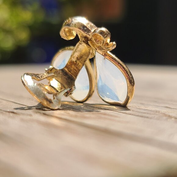 Vintage Crown Trifari Clip-On Earrings Gold Tone Iridescent Opaline Glass Petals - Picture 6 of 8